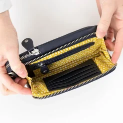 Hot Aunts & Uncles Prune Phone bag jet black